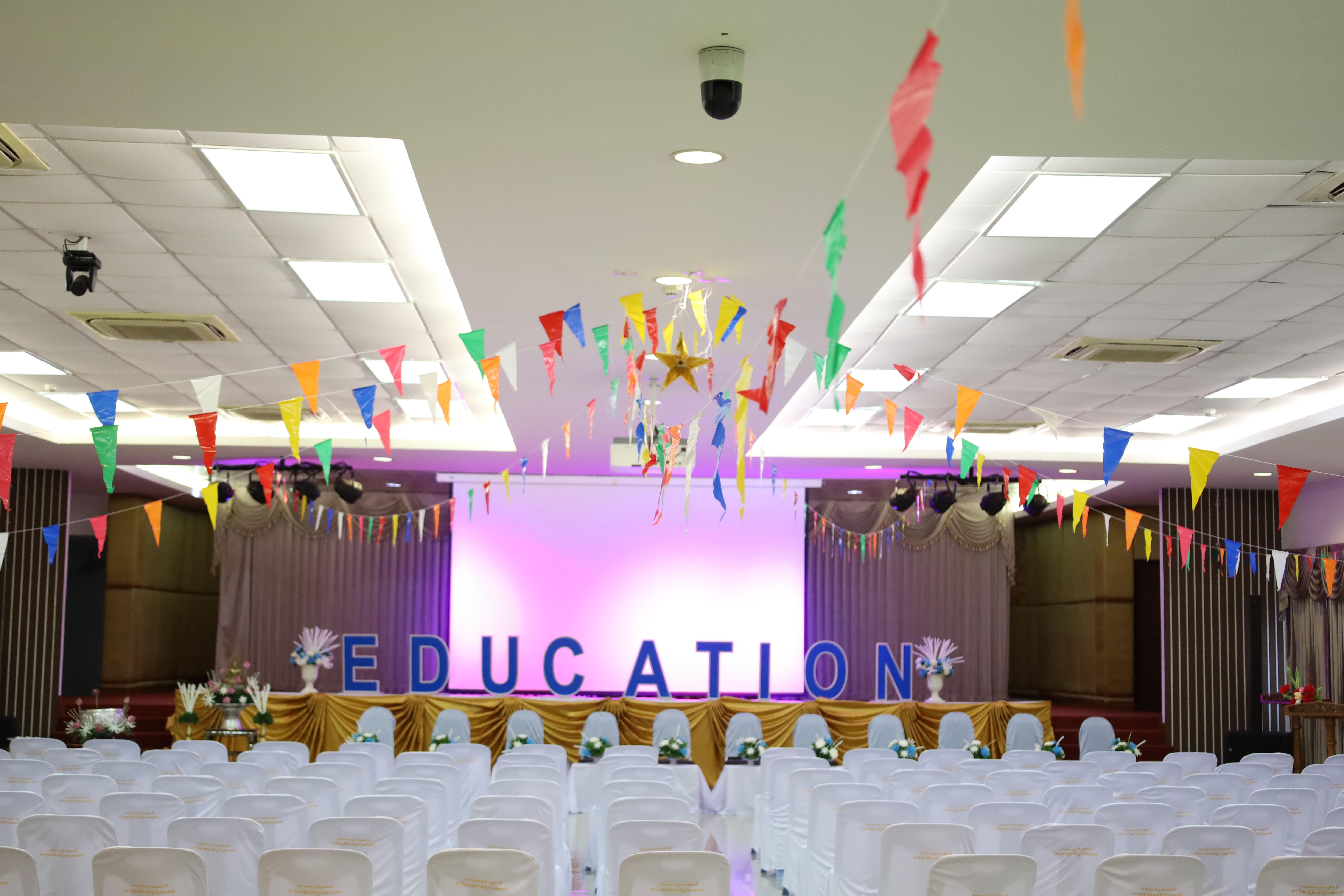 319. วันที่ 26 เมษายน 2568 สาขาการบริหารการศึกษา ได้จัดกิจกรรมรดน้ำดำหัวคณาจารย์ระดับบัณฑิตศึกษา ประจำสาขาการบริหารการศึกษา ณ ห้องประชุมครุร่มสัก 1 ชั้น 3 อาคารคณะครุศาสตร์